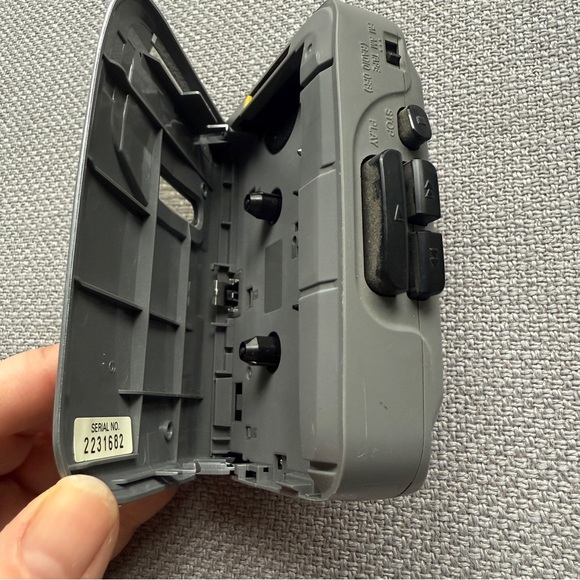 Sony Silver Portable FM/AM Walkman - Picture 9 of 9